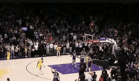 詹姆斯已经彻底失望了。
两场被绝杀了，这场更是输给了争夺季后赛名额的残阵太阳队。