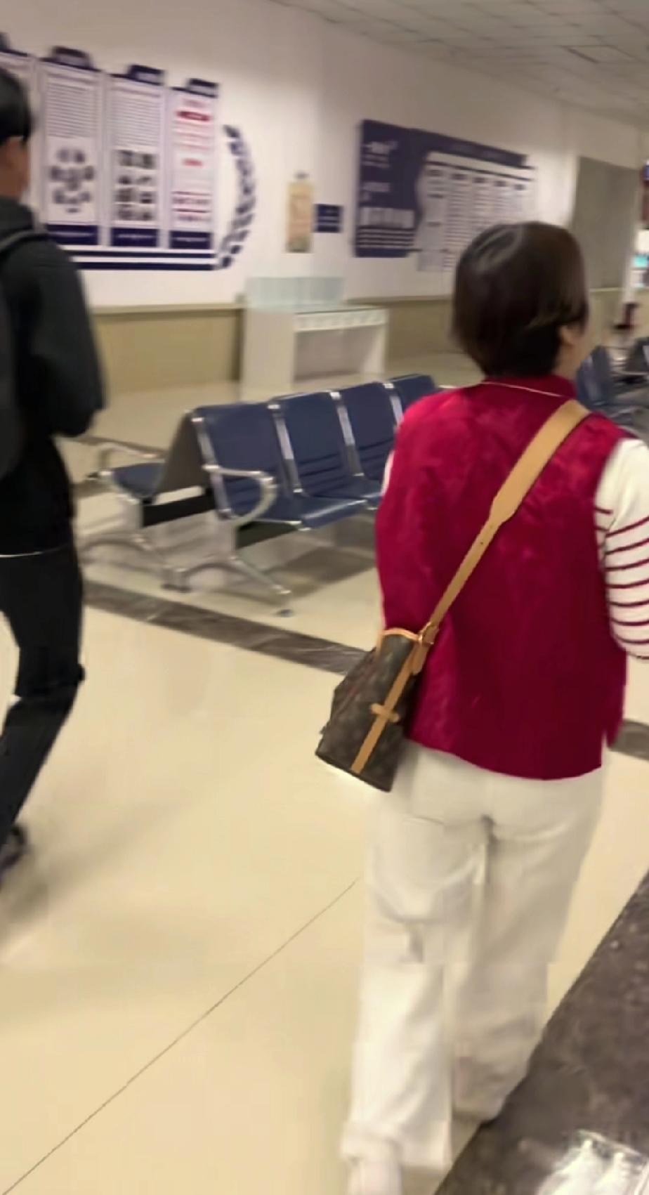 叶锐聪和妈妈一同去办理证件，此次出门没戴口罩。爸爸拍到了儿子的侧脸，他确实有着南