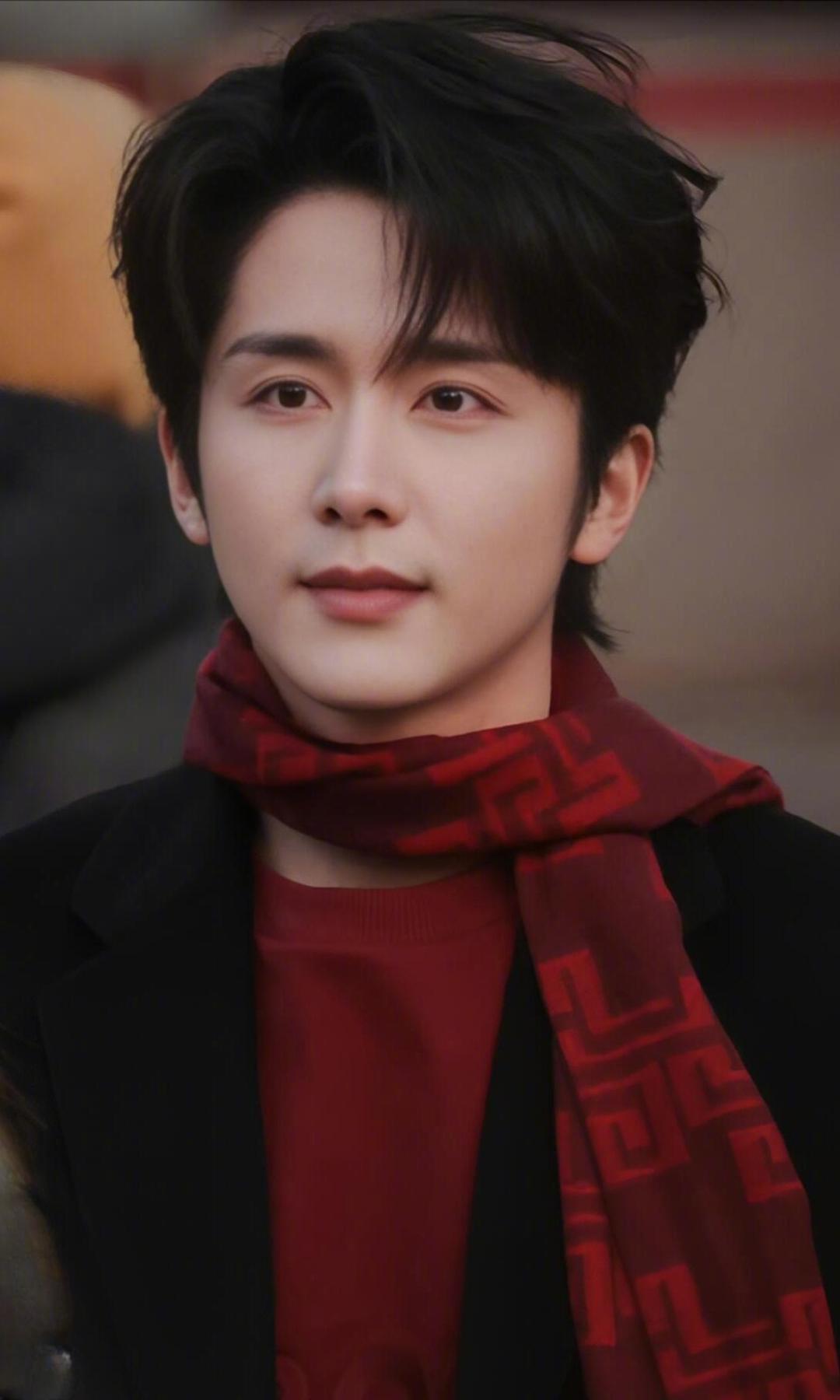 张新成在央视门口出片了哇哦！！在秀场呢在央视门口稳稳出片了，真的好帅啊 