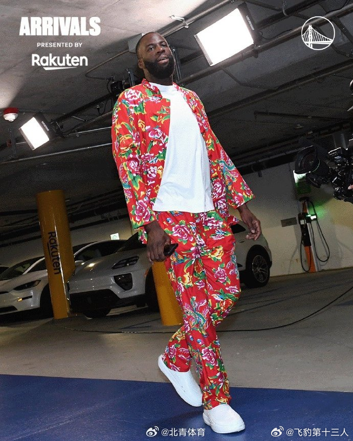 勇士今日主场迎战快船，赛前勇士球员德雷蒙德格林穿上了一身东北大花！东契奇雷迪克疑