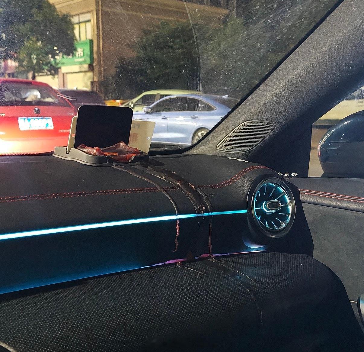 车上放香皂香皂、香薰都不建议直接接触内饰表面，夏天太阳一晒，很容易融化…到时候肥