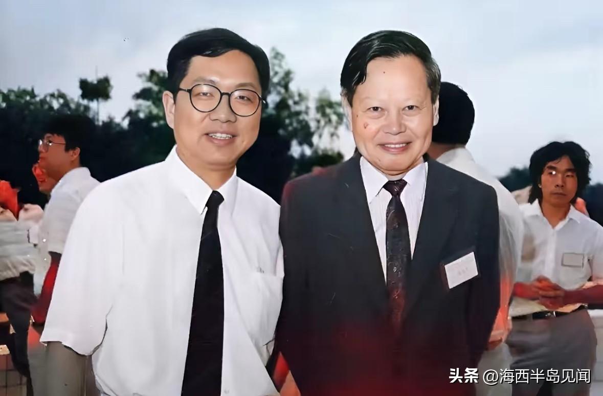 1992年，43岁的数学家丘成桐与70岁的物理学家杨振宁在一起，留下一张非常珍贵
