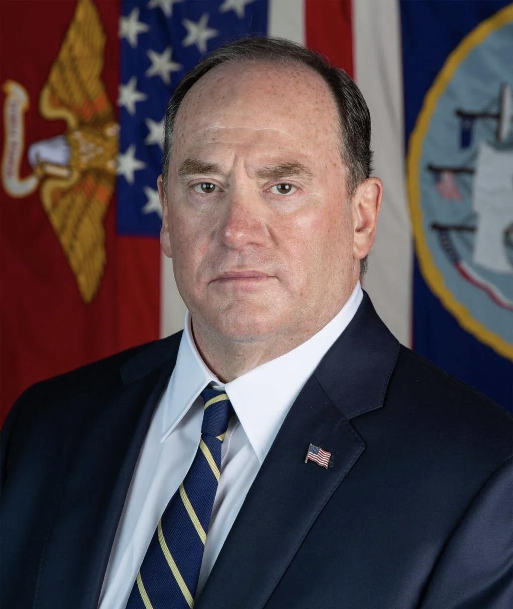 美国海军司令费伦换人，副司令接替了他的职位。目前美伊交两国正处于僵持阶段，美国启