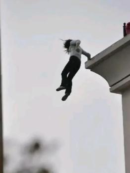 湖南，一男子路过医院门口时，恰好被16楼病房跳楼的一女子砸中，两人均当场死亡，男