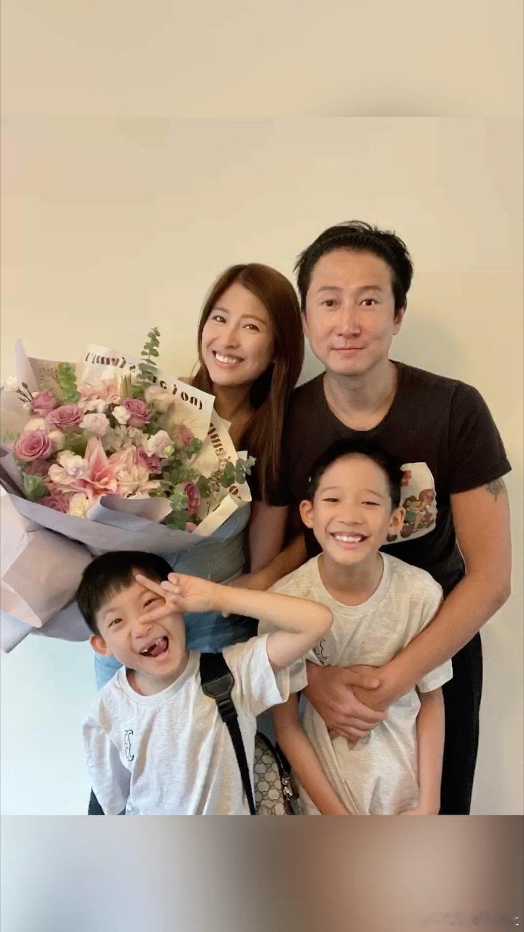 洪天明與周家蔚兩公婆昨日（24日）傳出婚變，周家蔚被影到孖三男夜蒲，將老公和兩個