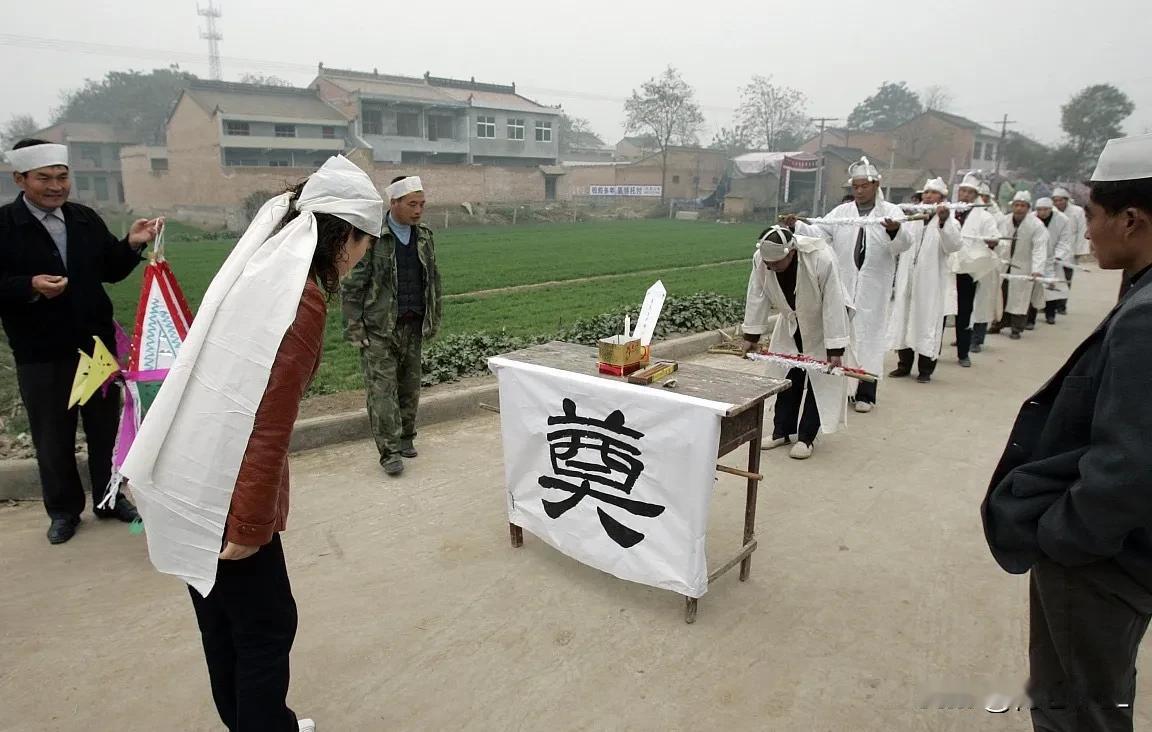 江苏徐州，大爷身为五保户，在父母离世以后，大爷便与二弟共同生活。未曾想，大爷遭遇