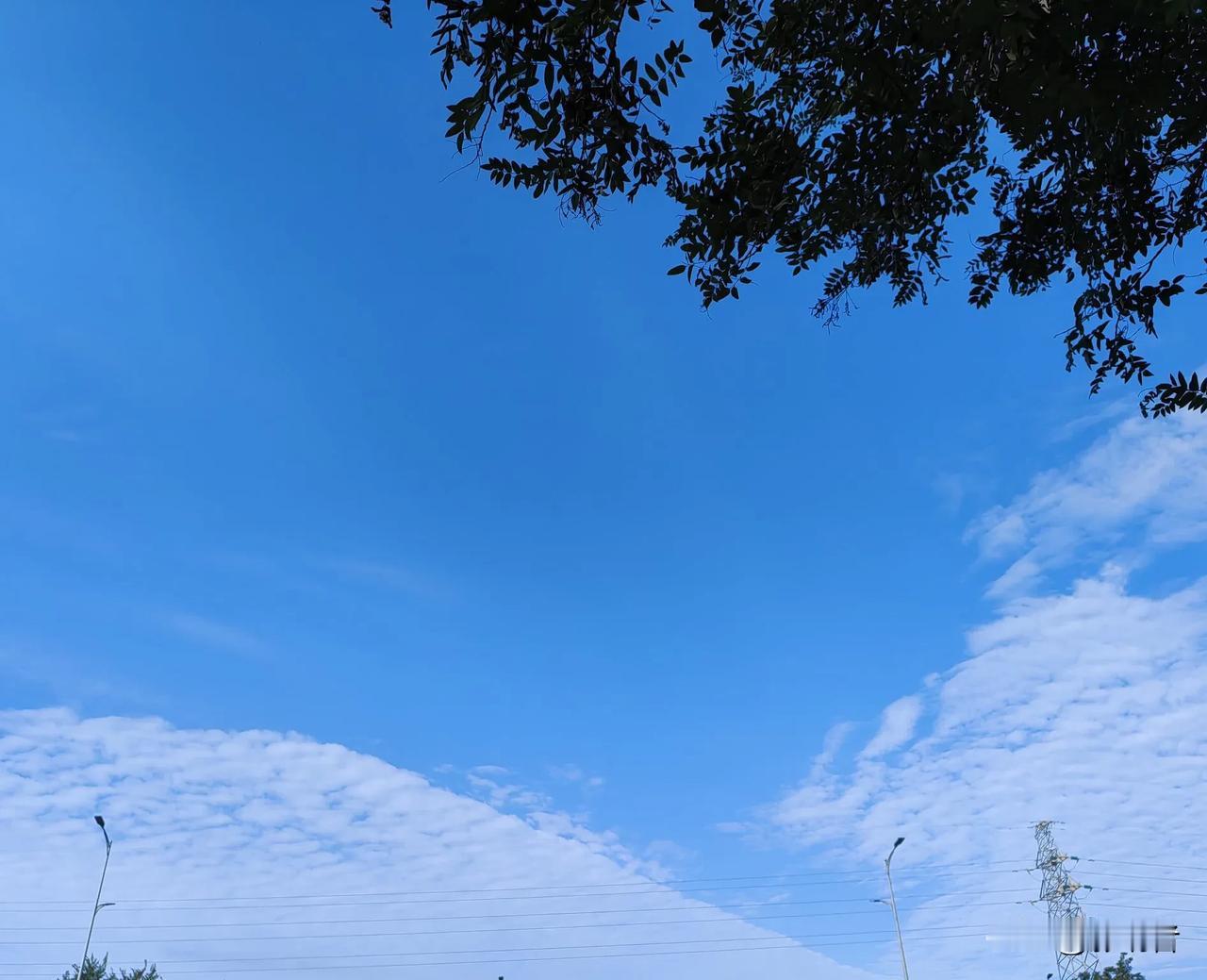 这个白云与蓝天边界感太明显了，怎么做到的？
