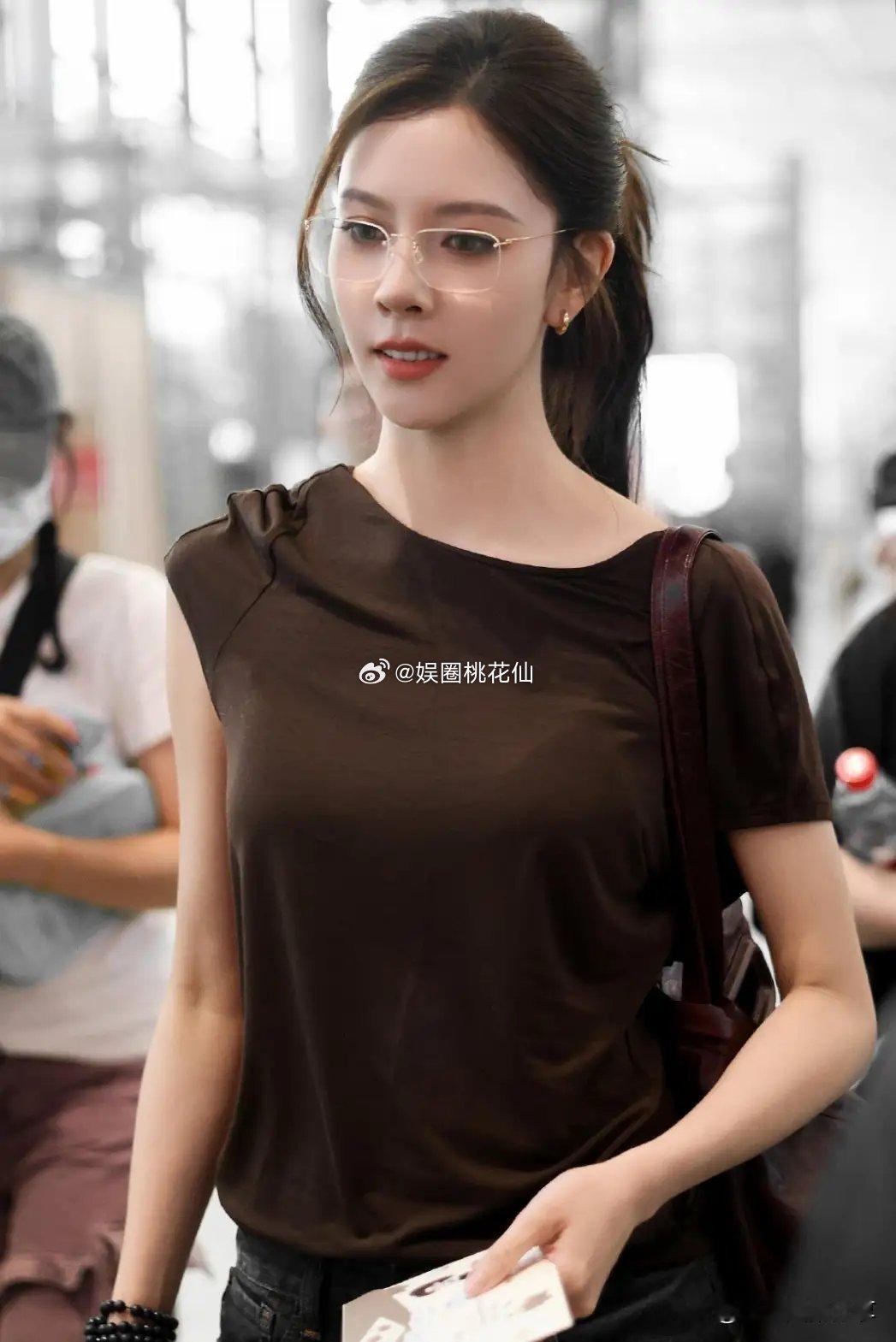 宋妍霏戴上眼镜，鼻梁超挺简直换了个人，危险又迷人！！！ ​​​