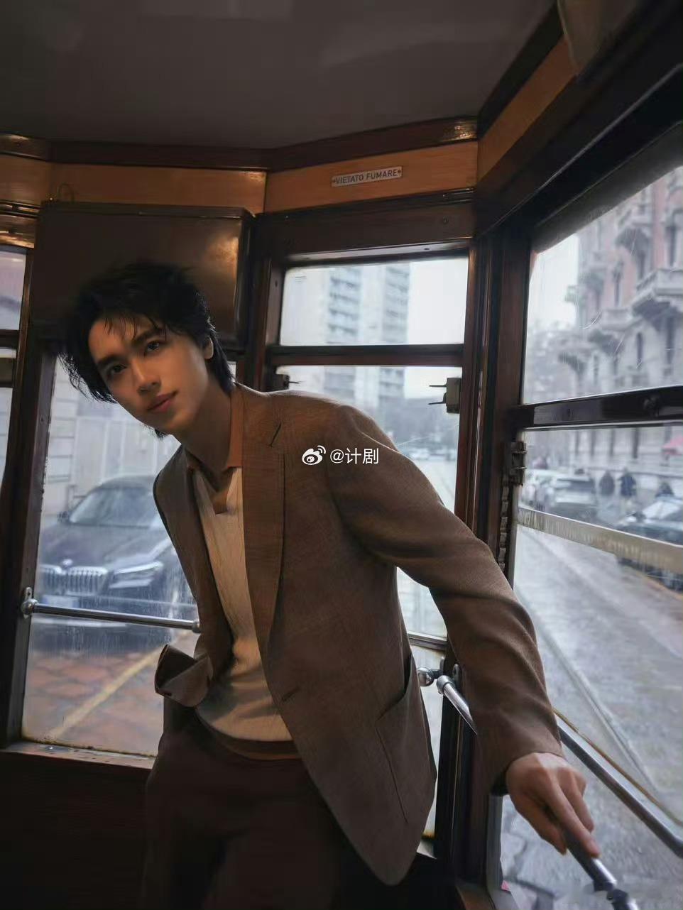 许魏洲米兰签名界鸡排哥 看他在人群中从容签名的模样 确实能感受到那份真诚 时尚活