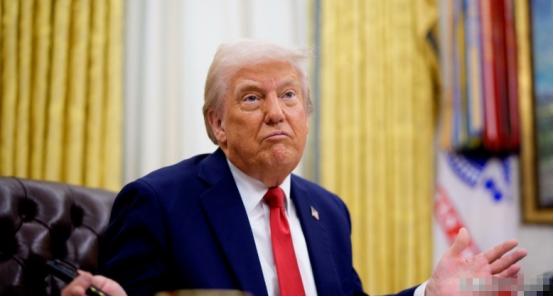 特朗普今晚发文说：“中国对我永久开放霍尔木兹海峡感到非常高兴。
 
特朗普还特意