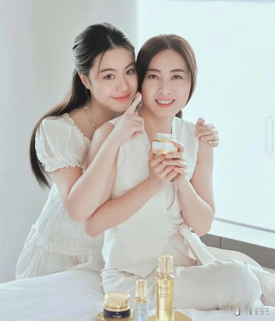 刘銮雄16岁女儿拍广告，五官明艳大气像父亲，与甘比同框似姐妹 ​