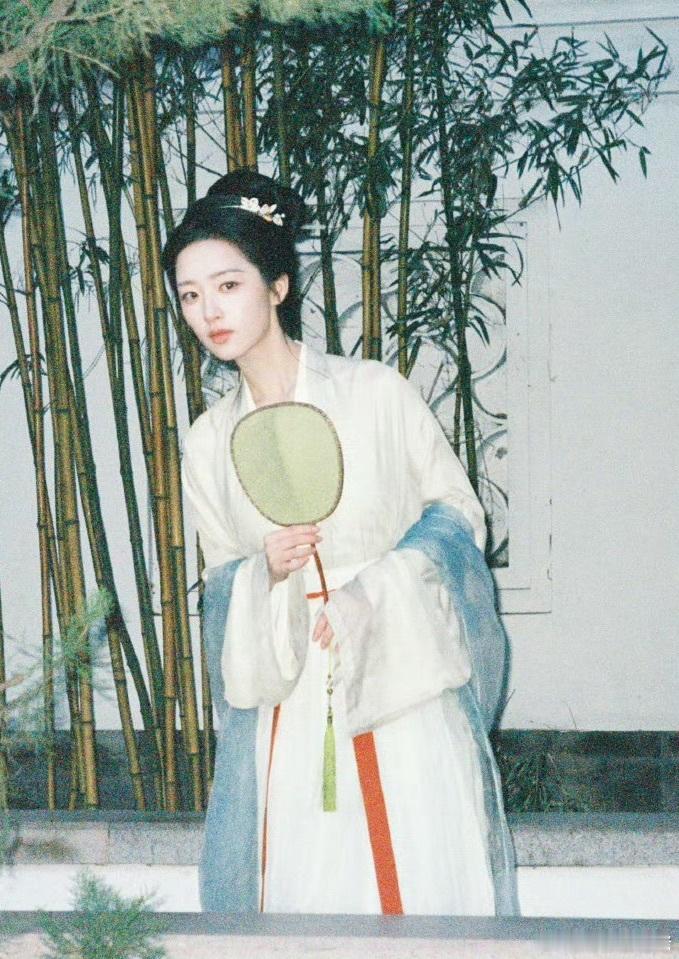 恰逢春 5月27开机，邓恩熙董思成主演，还有柯颖、方瑾、周澄奥、何瑞贤、黄梦莹等