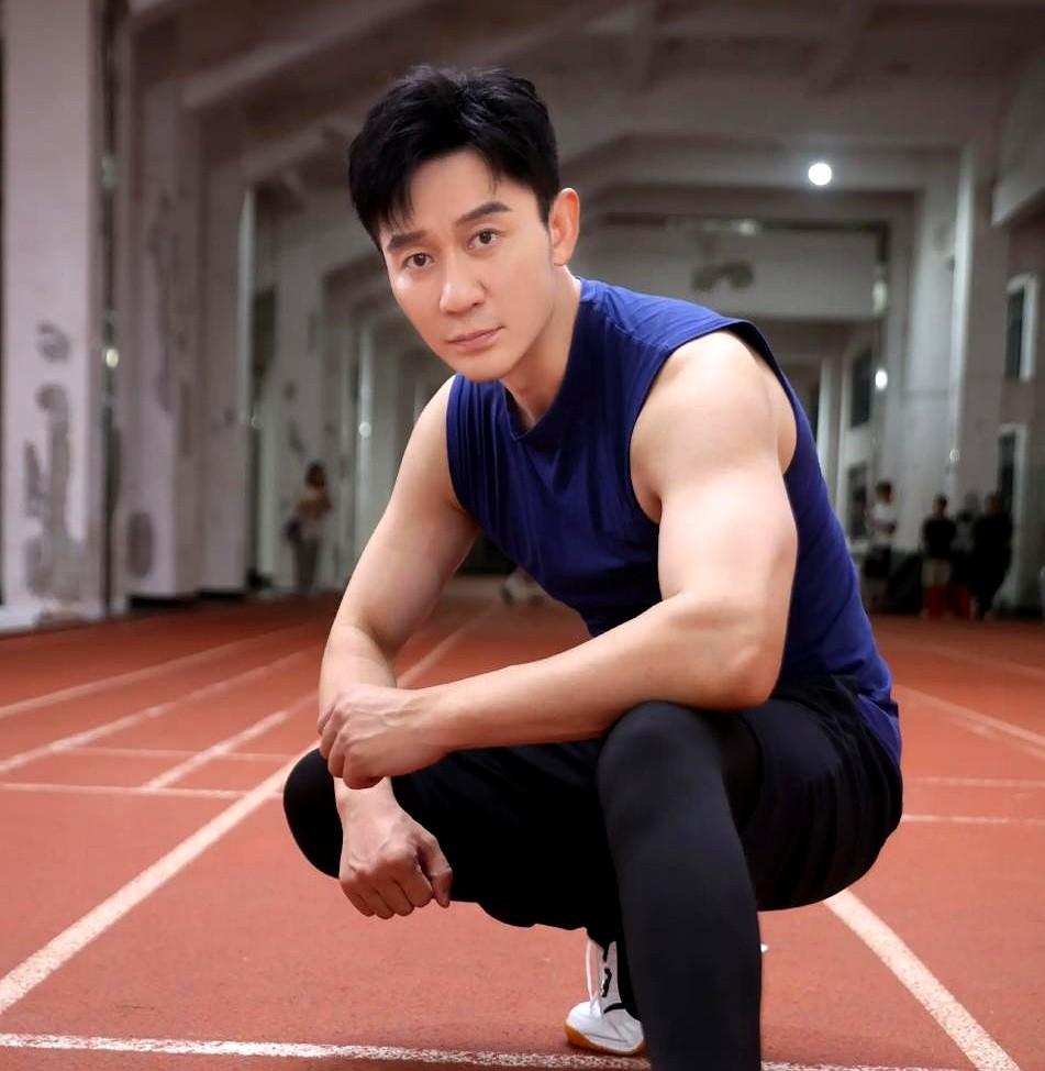 李晨这步棋，可能比拿个影帝还聪明。

《奔跑吧》第14季，他还在。海上皮划艇、泥