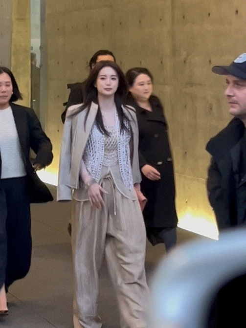 张雅钦扛住了g社镜头 张雅钦米兰时装周首次出征就这么稳，G社生图生视频全扛住，颜