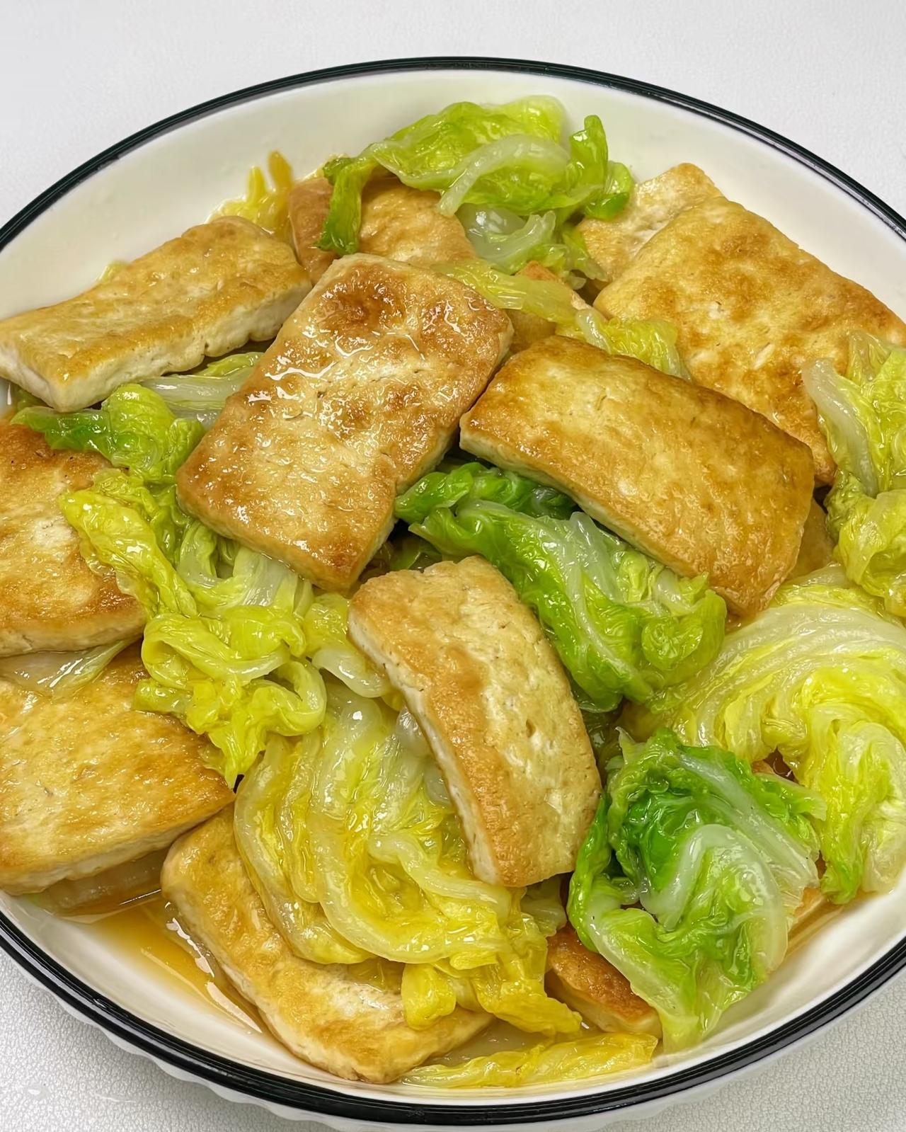 豆腐当然能和白菜一起吃，这俩堪称饮食界的“绝配CP”。白菜营养丰富，有大量维生素