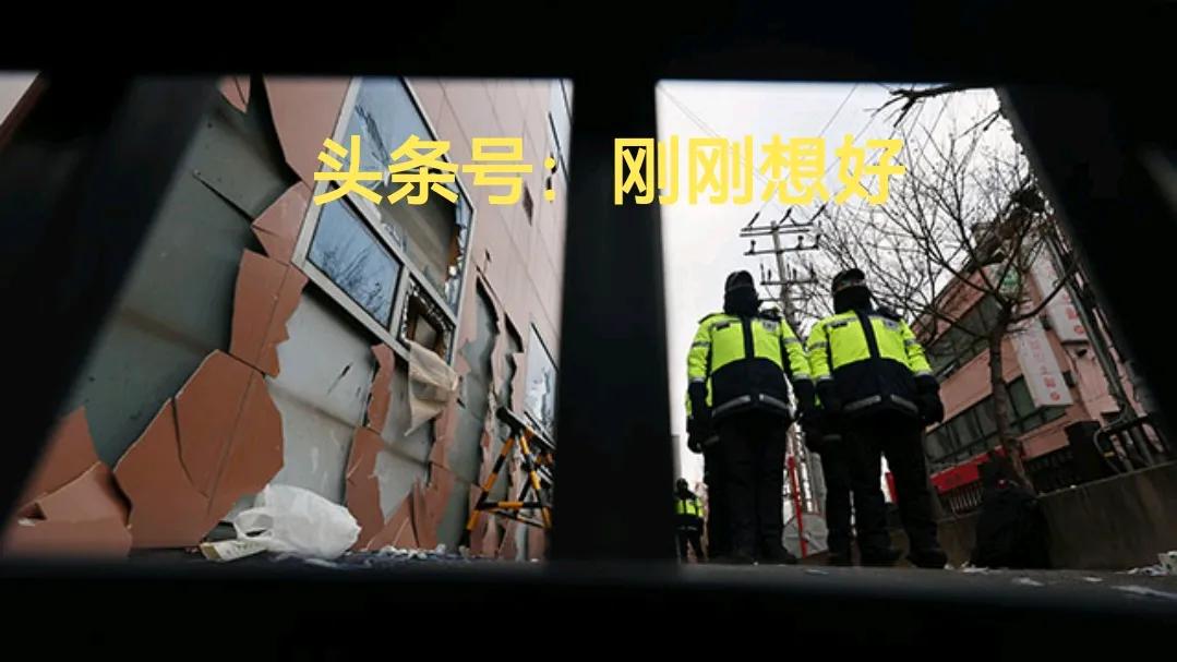 首尔西部地方法院门外的”尹粉”散了
留下”体无完肤”的法院公共设施。
42名受伤