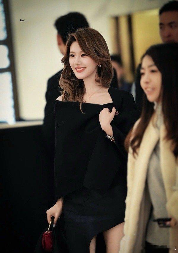 这个赵露思真的什么风格都能驾驭啊...红气养人的具象化，今天品牌活动状态也太好了