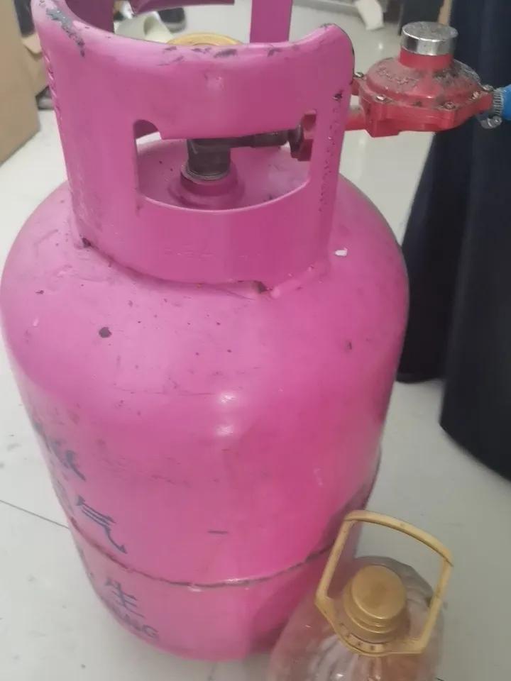 这个时代普通老百姓正在为战争买单！忽闻液化石油气涨了一罐30块钱，液化气涨价只是