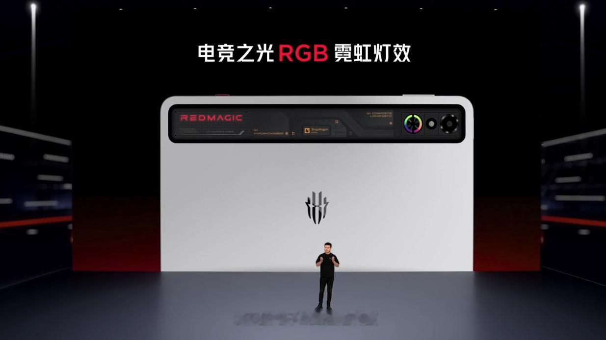 纯平+电竞RGB，是直男最爱了平放桌面上确实不会晃动，但是如果不戴壳的话，可能会