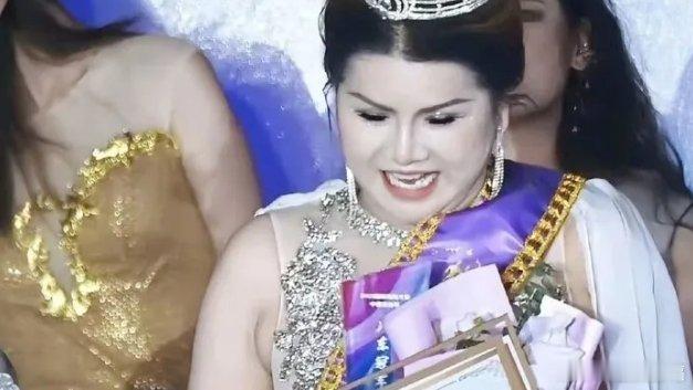 【模特大赛冠军形象引争议，有评委称“连评分表都没看到”，联合主办单位回应】11月