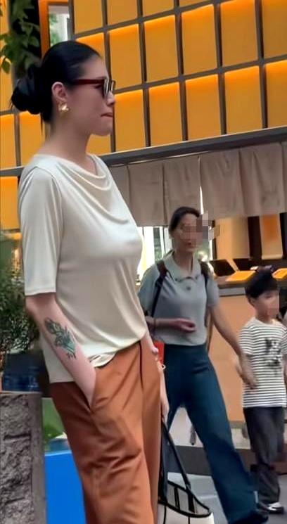 在街头被人撞见的那一刻，葛荟婕的整个人是“立”的，高挑、清爽，完全看不出已是妈妈