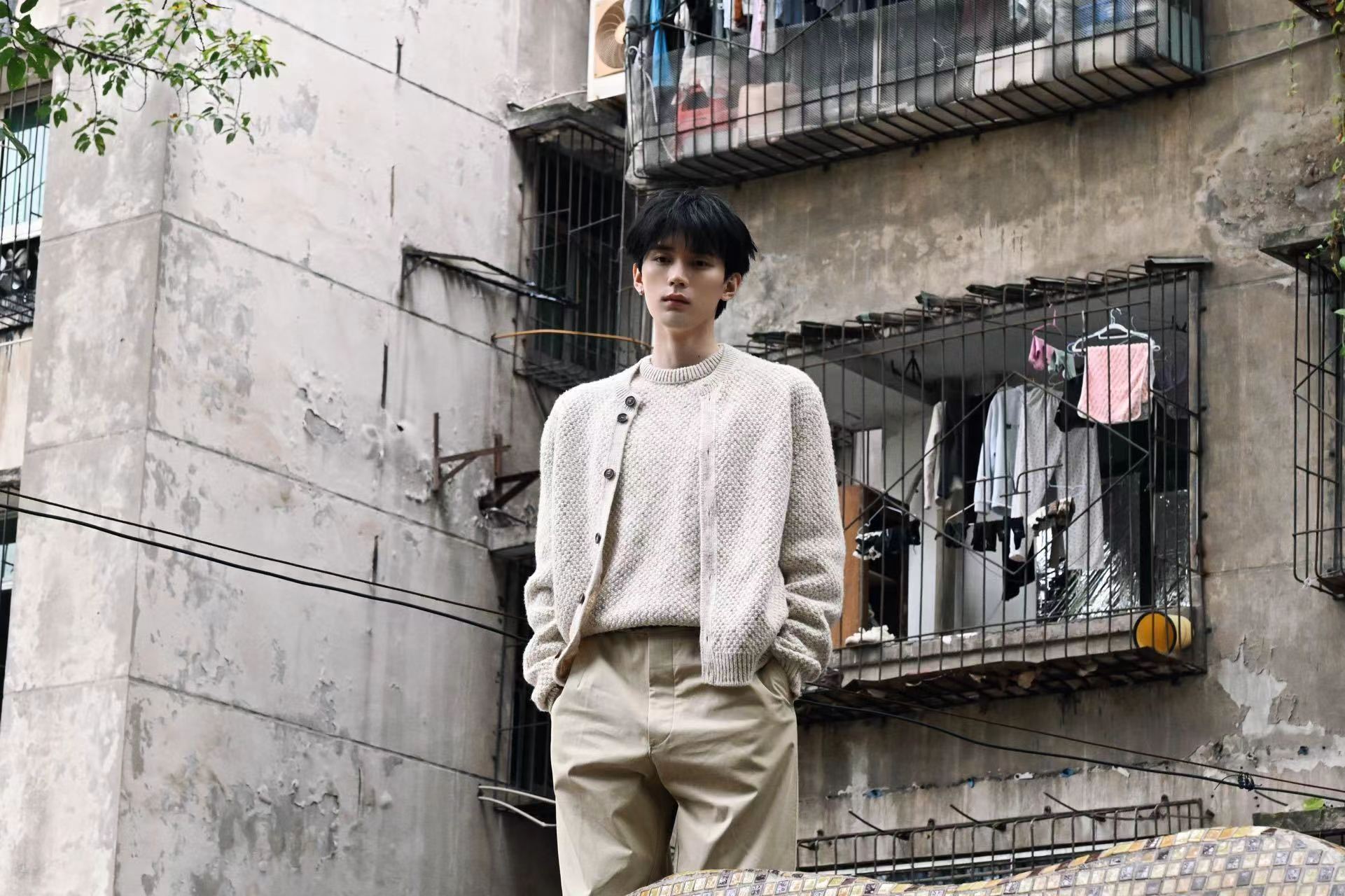 周翊然长颈鹿滑梯随拍 周翊然长颈鹿滑梯随拍来啦 米白色针织毛衣造型休闲温暖，和 