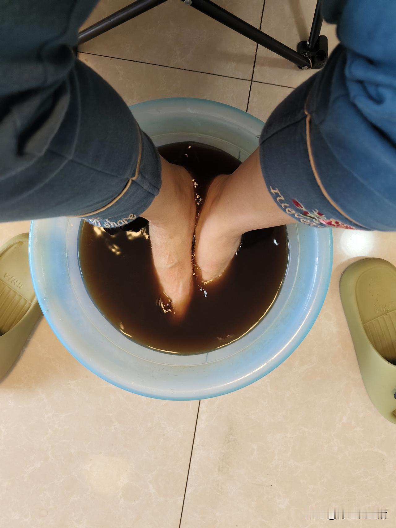 回到家后，吃喝都安排妥当了。
刚到家，我便先煮上心心念念的苦荞白米饭，随后烧水泡