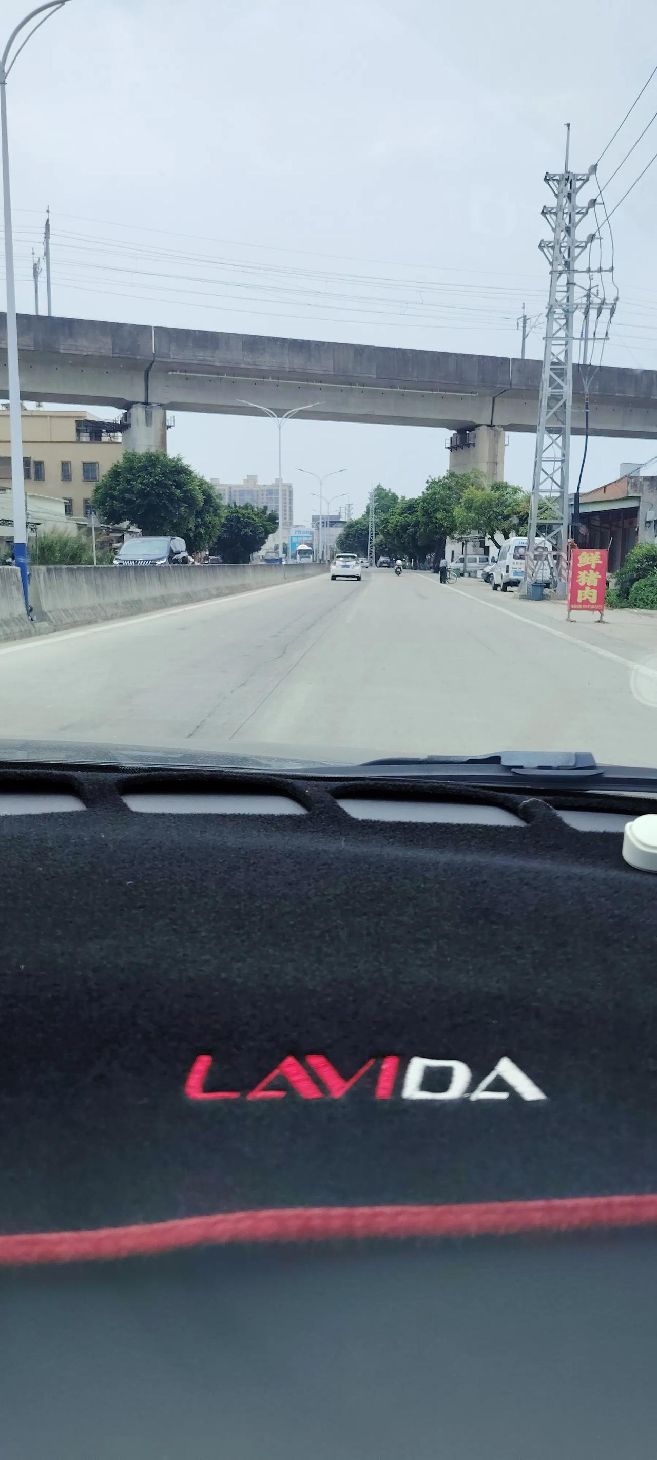 图中公路为广东省道231，该路段水泥隔离带未安装防眩板，这条公路必须尽快安装反S
