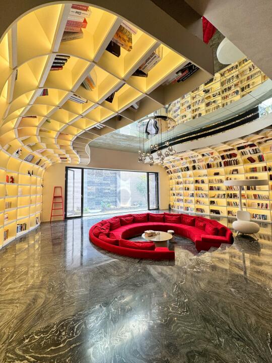 朋友说来我家做客就好像走进了一个图书馆