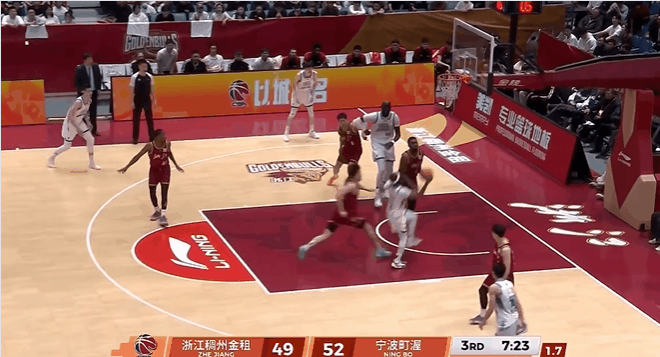 夸张！法尔直接站着完成隔扣！
在今天CBA常规赛浙江对阵宁波的第三节比赛中，法尔