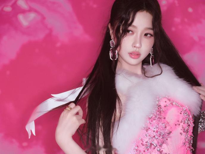 虞书欣万花镜特写  虞书欣粉色魔法宝瓶造型  虞书欣以万花镜特写和粉色魔法宝瓶造