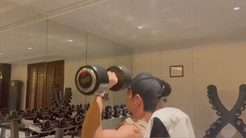 肖蘸最近举铁练得是越来越勤了，理由很简单。丸一啵有一次在他做俯卧撑时钻到了他的身