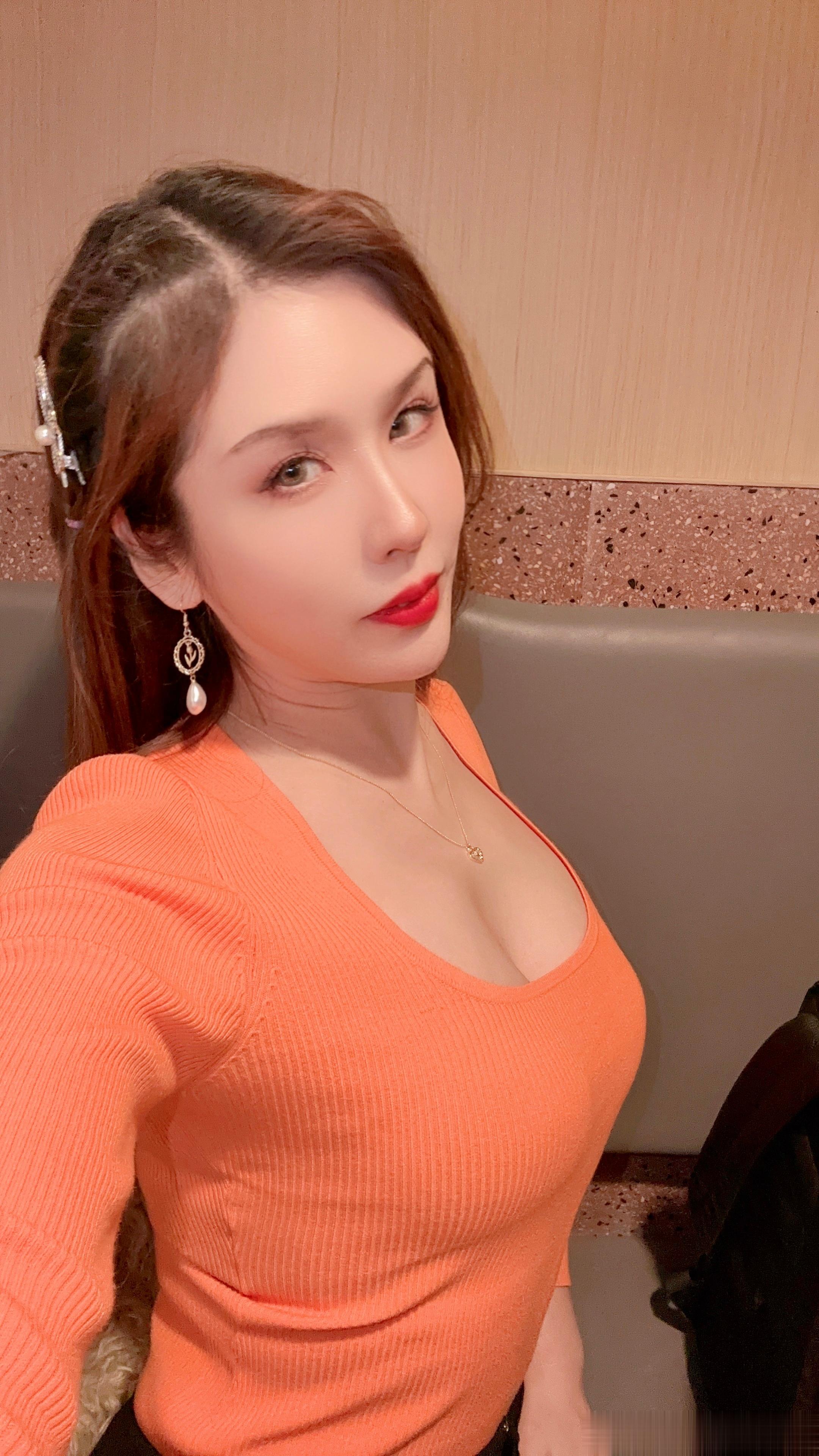 晚饭轻踩着云朵，月亮在贩卖快乐#热门美女##随手拍##日常碎片plog#  ​​