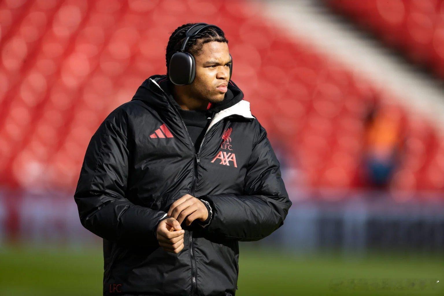 今年一月，斯洛特解释了为何限制里奥·恩古莫哈的出场时间，以避免丹丹斯因过度训练导