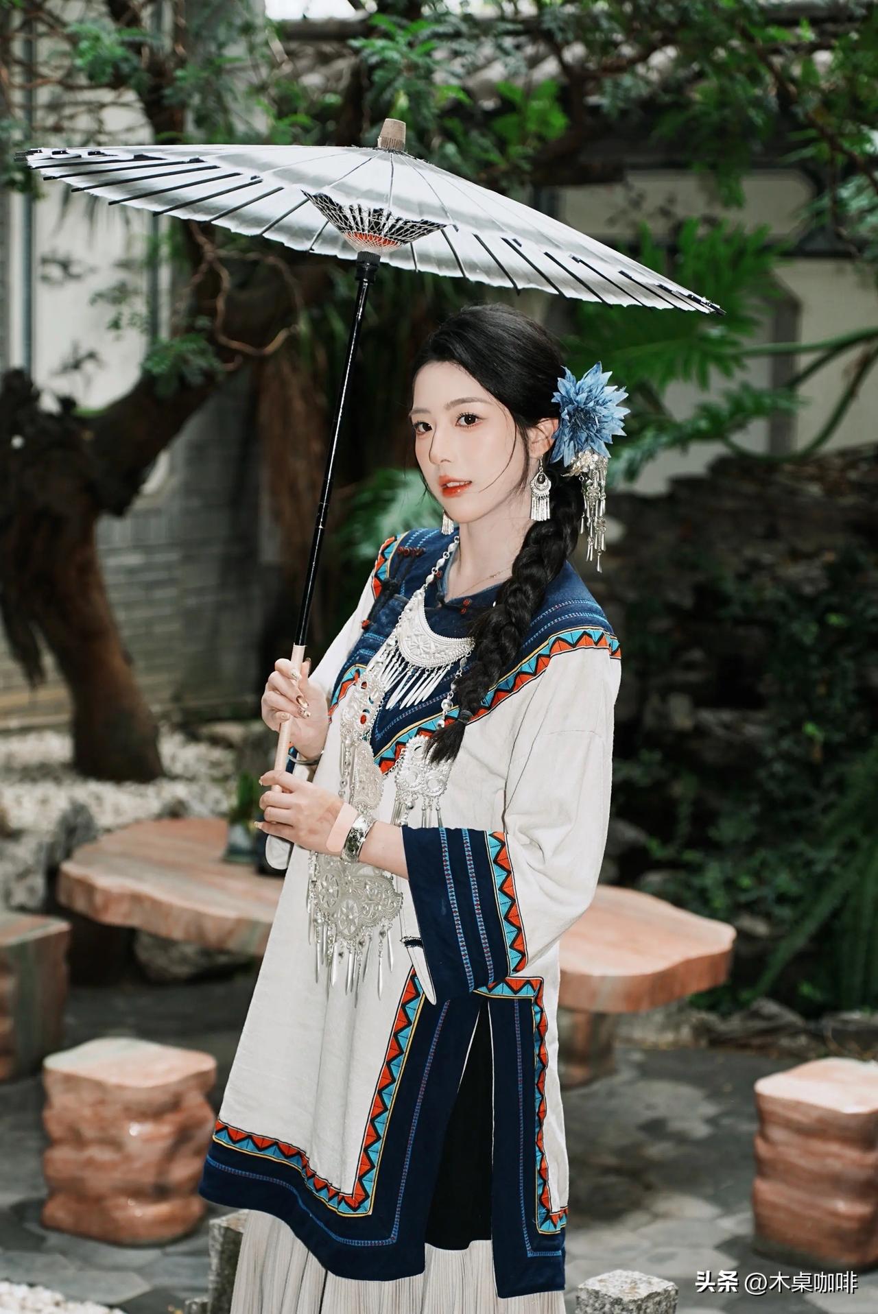 彝族少女
