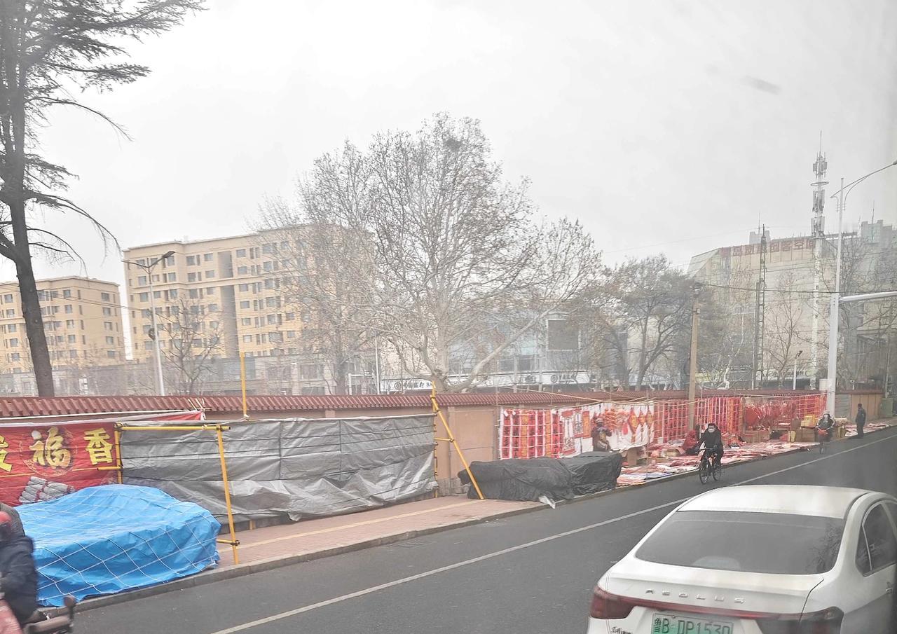 即墨区青石路供电公司门口又开始卖对联了！每年一进入腊月，这个地方就成了对联市场，