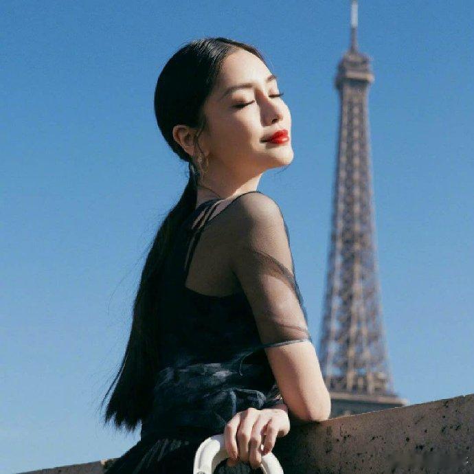 #angelababy# 巴黎街头，浪漫的baby ​​​