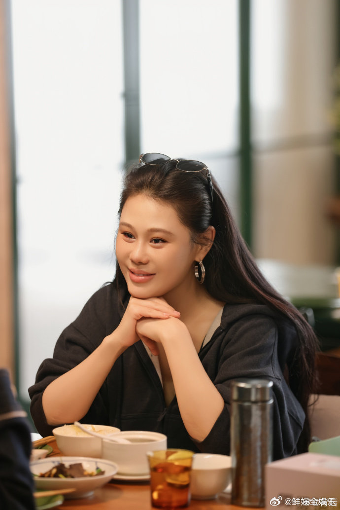 袁娅维[超话]袁娅维音乐E人感情I人袁娅维说自己在音乐里是 E 人天花板，敢硬着