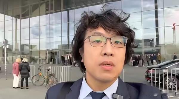 这真是一出荒唐的“表演秀”！主角沈伯洋，一个被通缉的“台独”分子，把舞台搭到了德