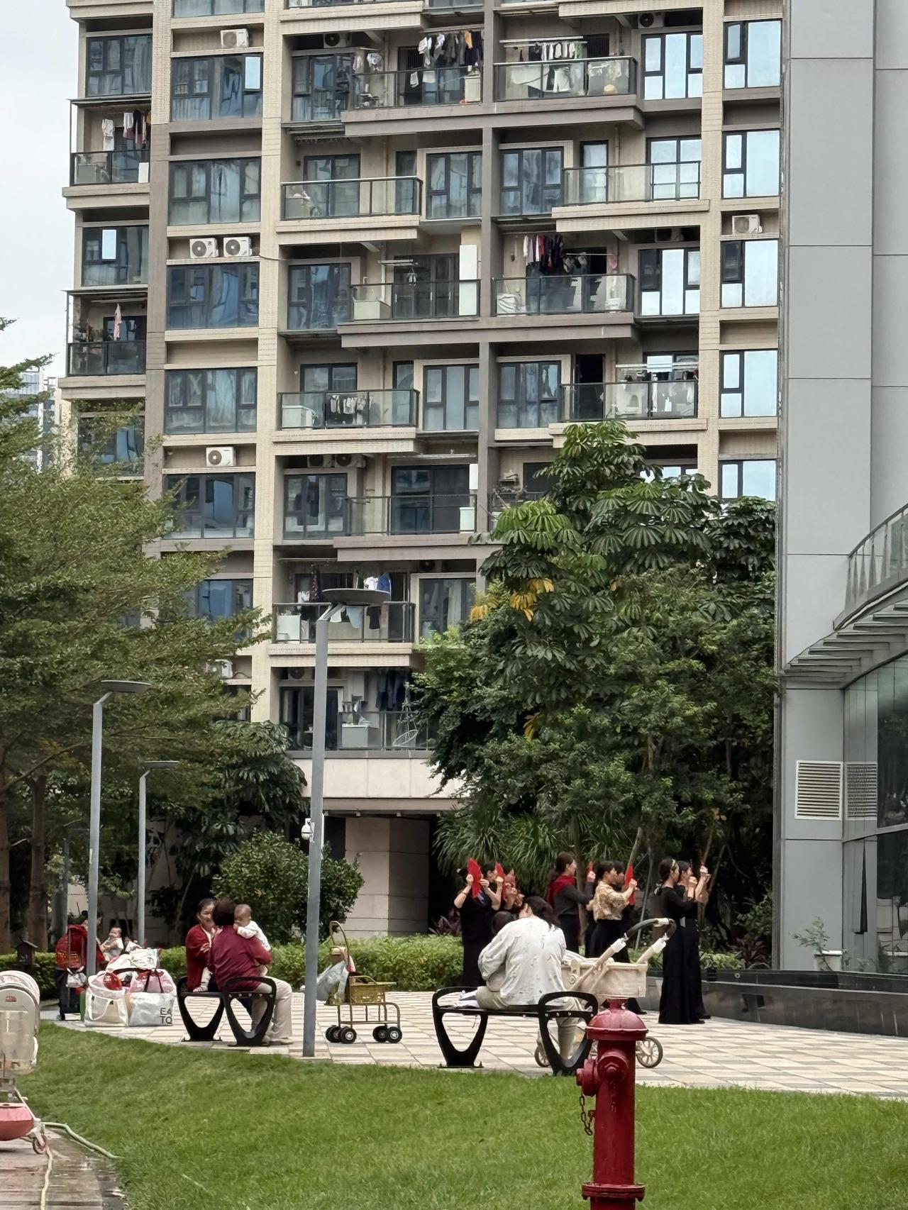 唯有热爱可抵岁月漫长。

热爱是老年生活的精神灯塔，让岁月不再是单调的流逝。
