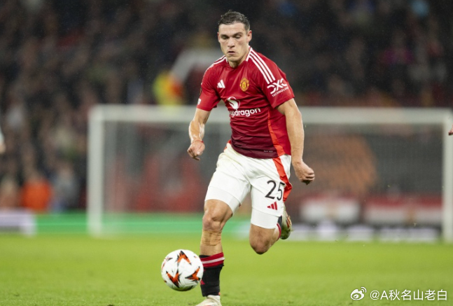 加里·内维尔今天接受采访，他认为乌加特会在今夏离开曼联。乌加特于2024年以50