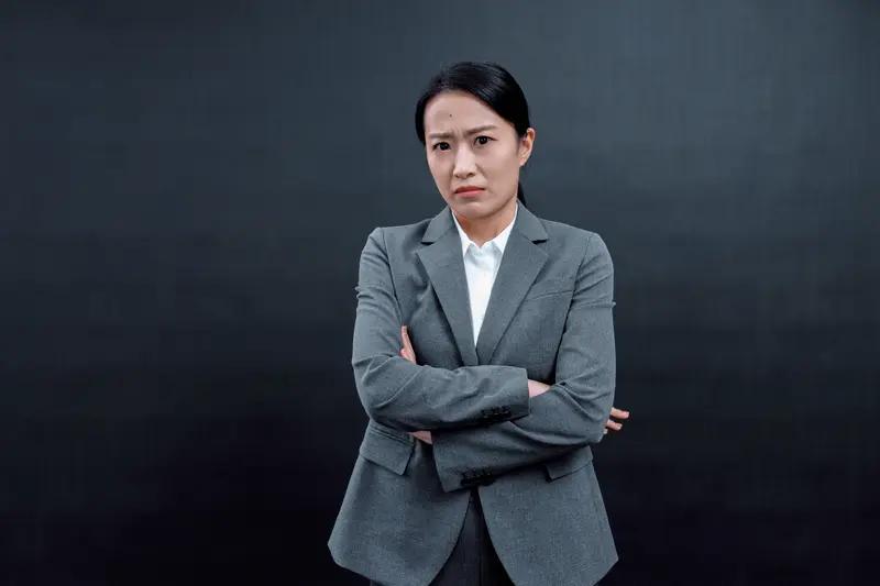 经常生气真会生病！从中医角度讲，生气时气郁化火，易伤肝，出现头晕目眩、口苦咽干等