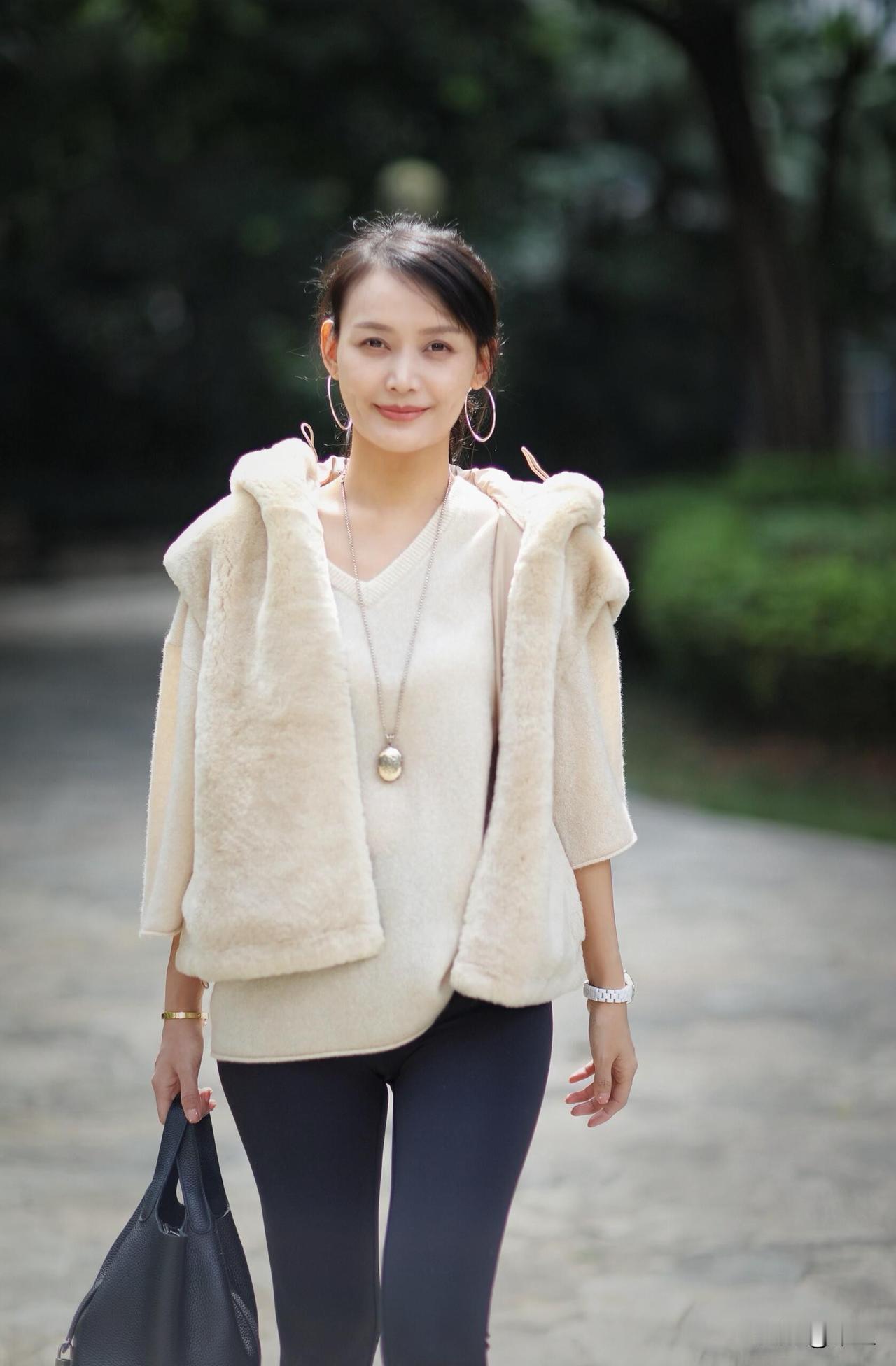 五十岁的女人，眼里有能读懂人情世故的成熟之光。