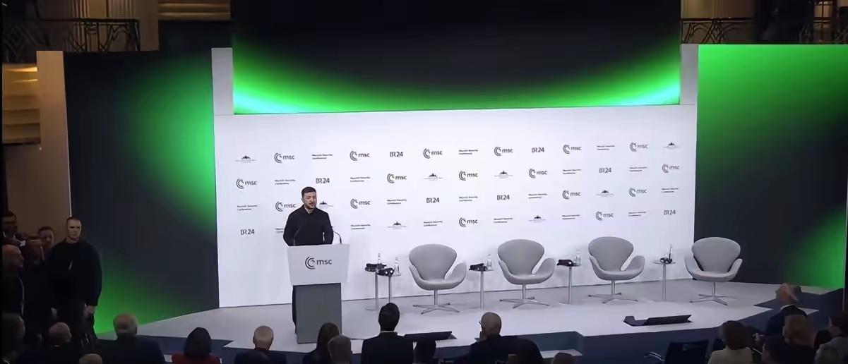 泽连斯基现身慕安会，这出戏着实“精彩”。他在现场公然宣称普京自比沙皇，是战争的“