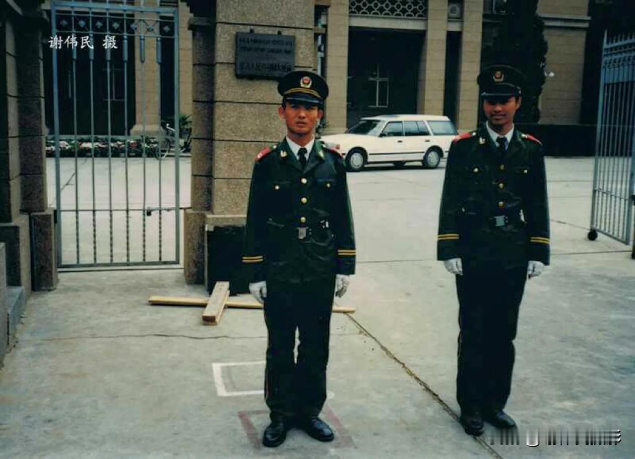 1990年4月29日，北京，蒙古人民共和国驻华大使馆门前的执勤武警。