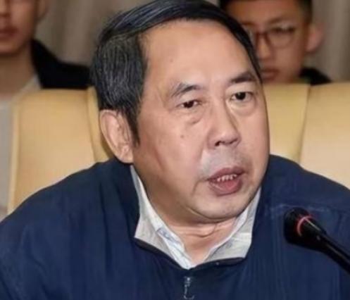 “中国现在向美国投降还来得及！再晚就要‘跪着’了，”几年前，中国专家马臣公开宣称