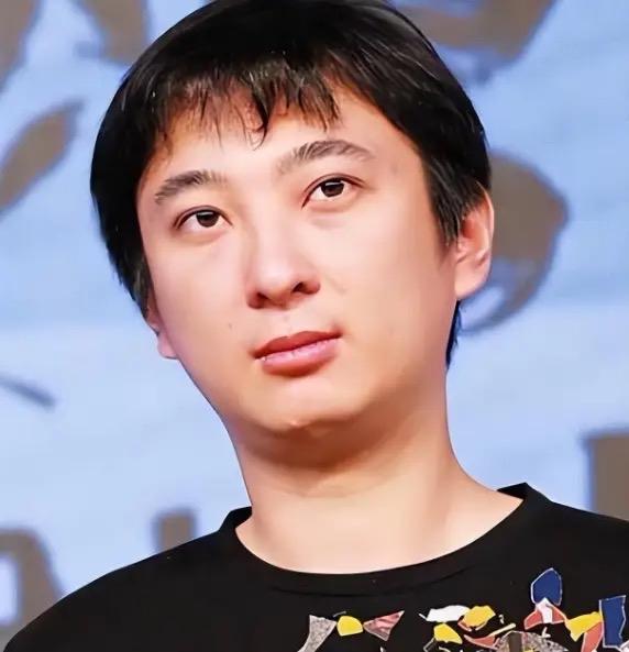 黄一鸣又曝光和王思聪的聊天记录了，这次是关于孩子抚养费。他问王思聪，孩子教育费你