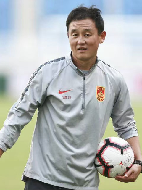 孙继海相信足球的未来在青训孙继海说南美足球群众基础比欧洲强 他提到一个数据：如果
