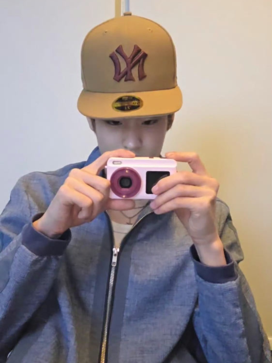 所以cha是拿自己的小相机拍的？ 