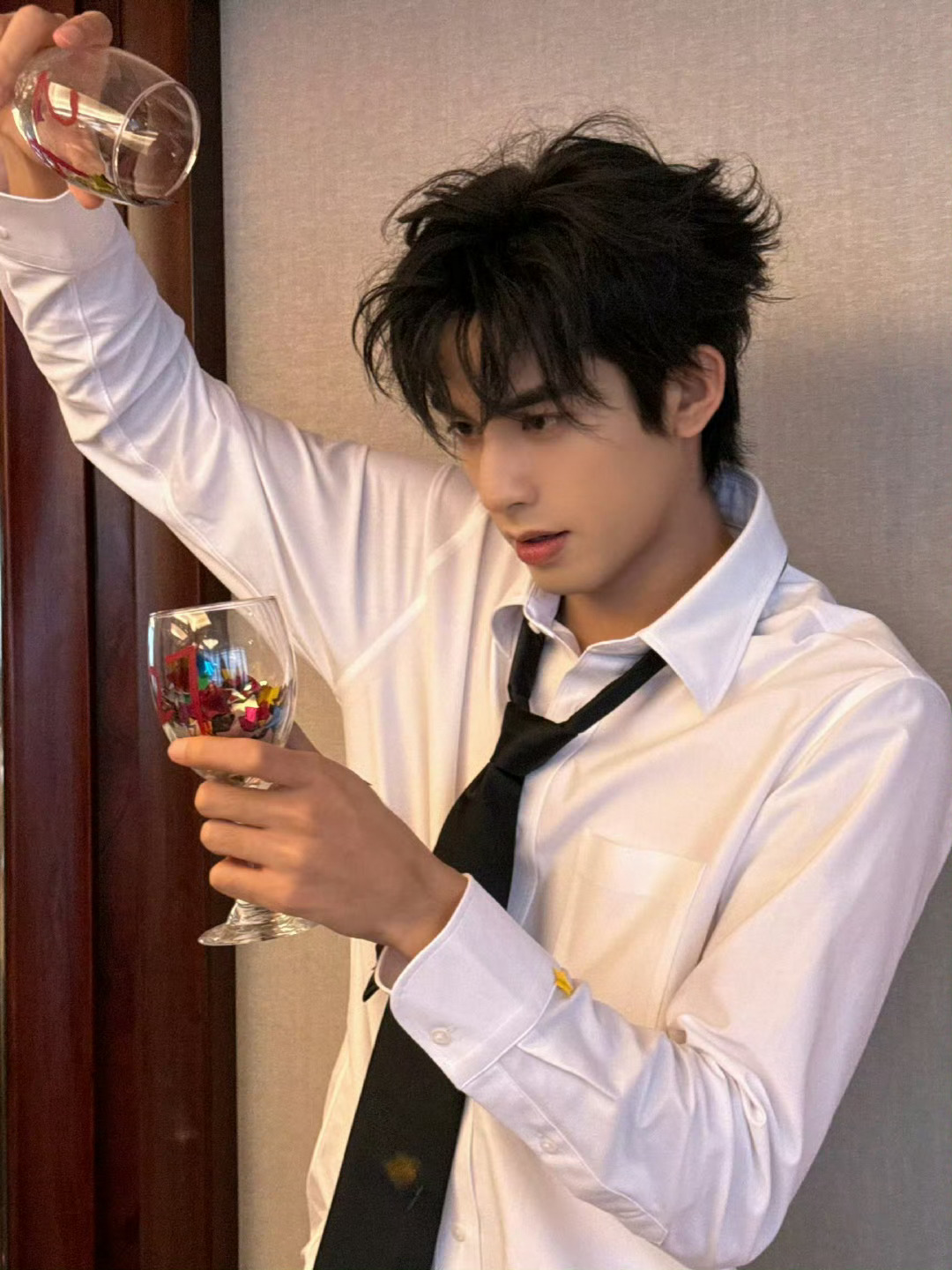 27的宋威龙27岁的宋威龙，帅得也太不费力了吧🎂头像库直接疯狂囤图，根本存不够